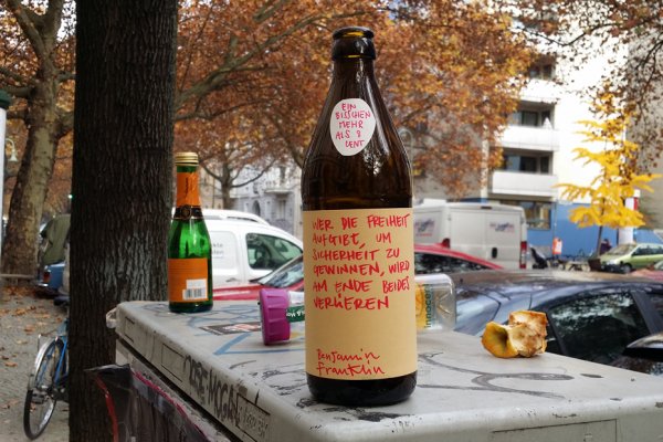"Ein bisschen mehr als 8 Cent" is an open initiative which everybody can join. Make your own bottle with an inspirational quote, take a picture with a hashtag ‪#‎flaschensammler‬ and put the bottle on the street. All photos: Courtesy of the artist