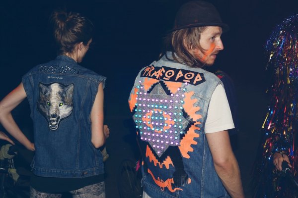 Trafo Pop light jackets have built-in LED screens controlled by microprocessors.