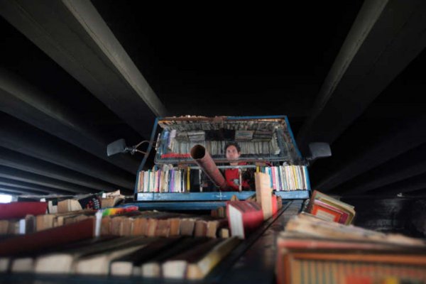 The artist driving his mobile library, both a spectacle on the road and a thoughtful political statement, in Buenos Aires in 2015. Photo: Courtesy of the artist.