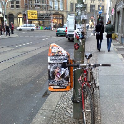 coincidental streetart on alte schönhauserstraße